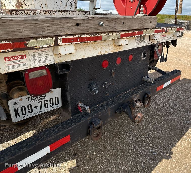 image for item ED5626 2002 International 7400  digger derrick truck