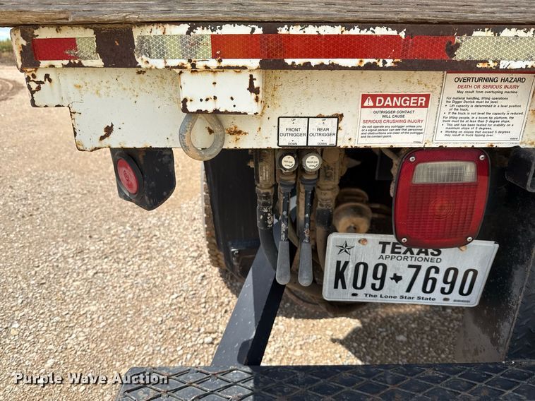 image for item ED5626 2002 International 7400  digger derrick truck