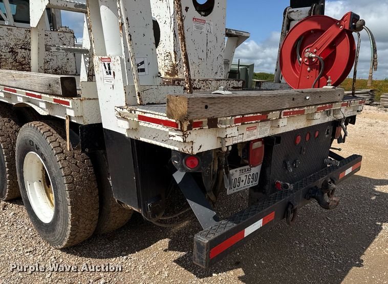 image for item ED5626 2002 International 7400  digger derrick truck