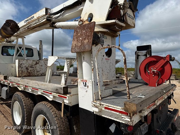 image for item ED5626 2002 International 7400  digger derrick truck