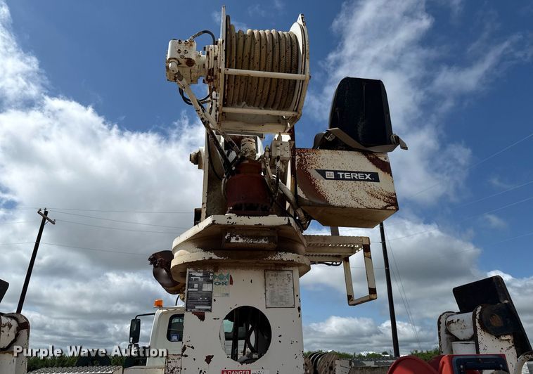 image for item ED5626 2002 International 7400  digger derrick truck