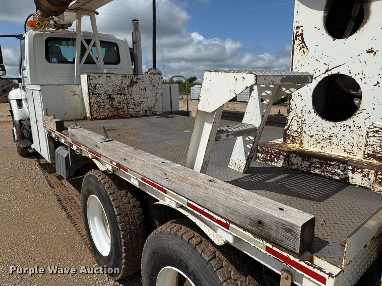 image for item ED5626 2002 International 7400  digger derrick truck