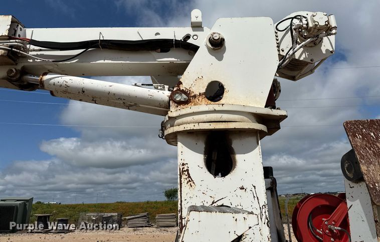 image for item ED5626 2002 International 7400  digger derrick truck