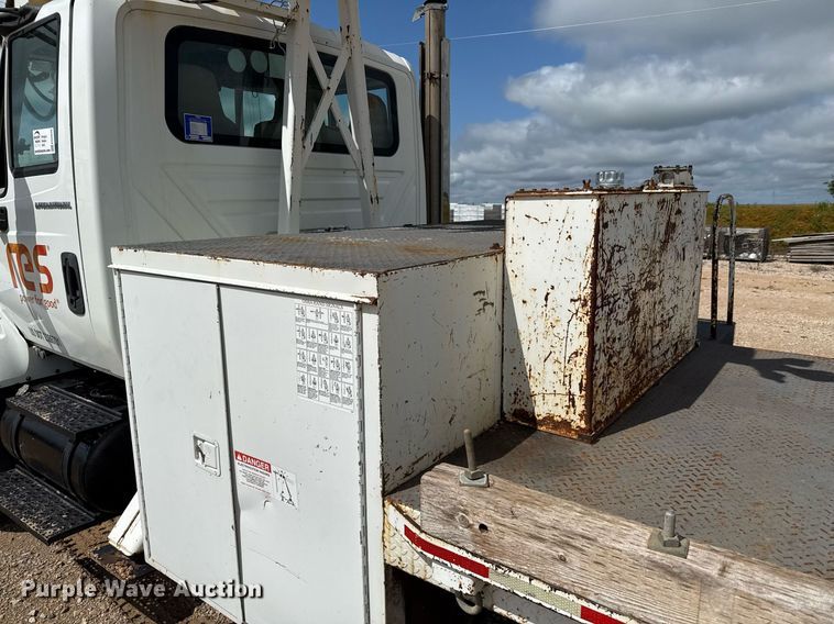 image for item ED5626 2002 International 7400  digger derrick truck