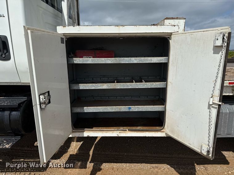 image for item ED5626 2002 International 7400  digger derrick truck