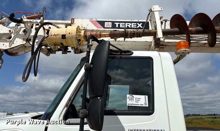 image for item ED5626 2002 International 7400  digger derrick truck