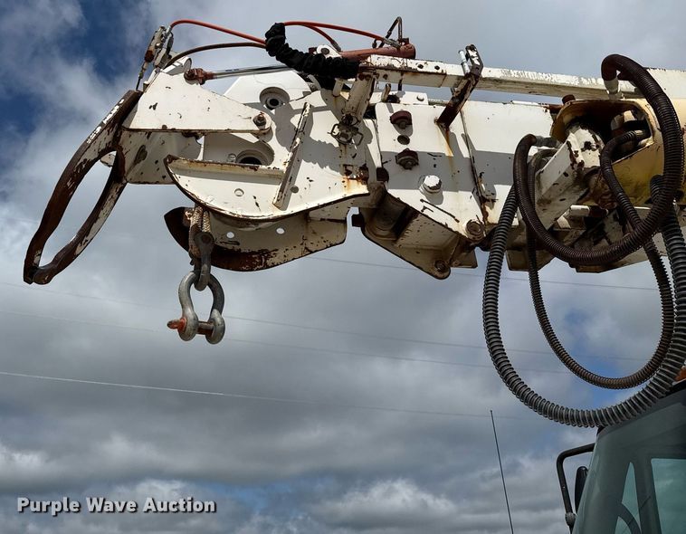 image for item ED5626 2002 International 7400  digger derrick truck