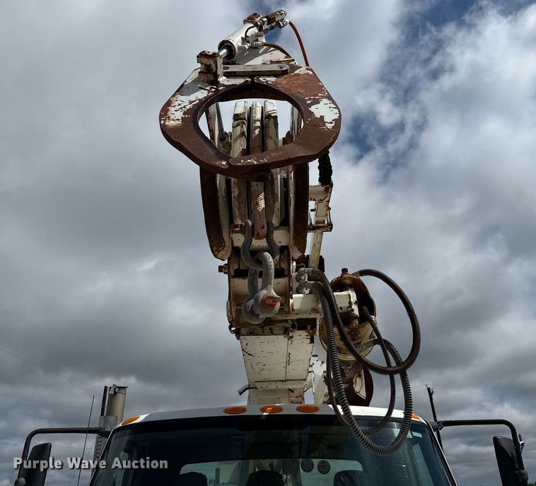 image for item ED5626 2002 International 7400  digger derrick truck