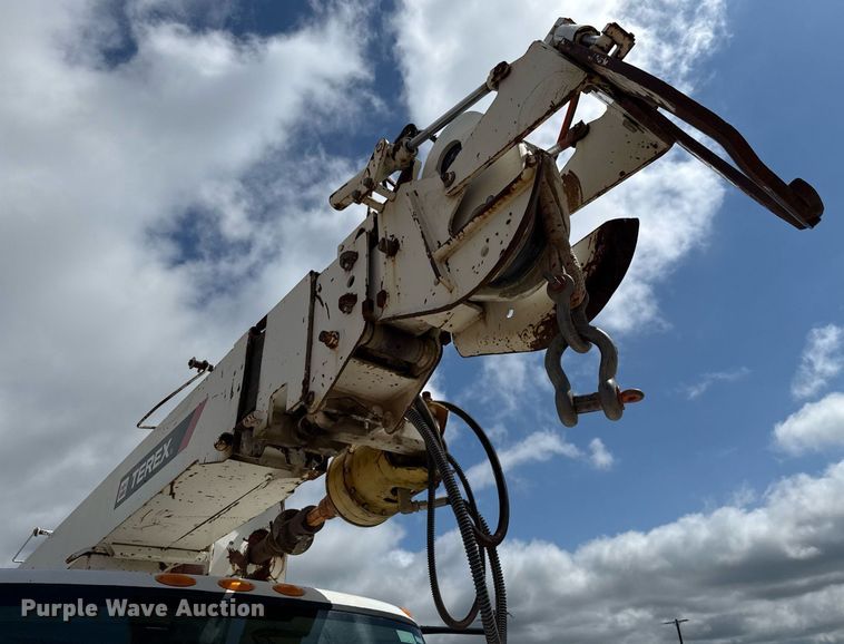 image for item ED5626 2002 International 7400  digger derrick truck