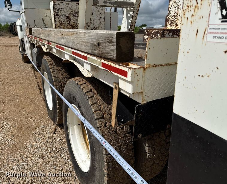 image for item ED5626 2002 International 7400  digger derrick truck