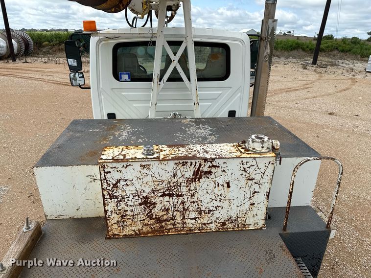 image for item ED5626 2002 International 7400  digger derrick truck