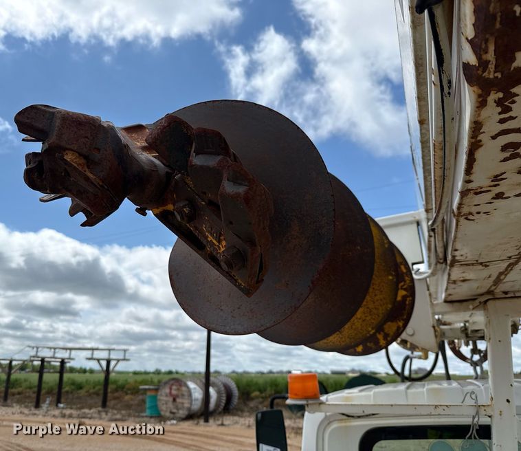 image for item ED5626 2002 International 7400  digger derrick truck