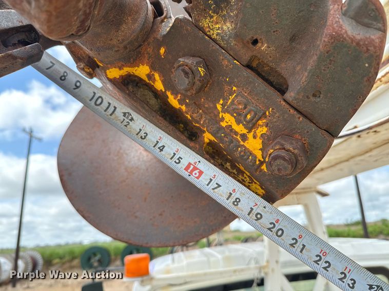 image for item ED5626 2002 International 7400  digger derrick truck