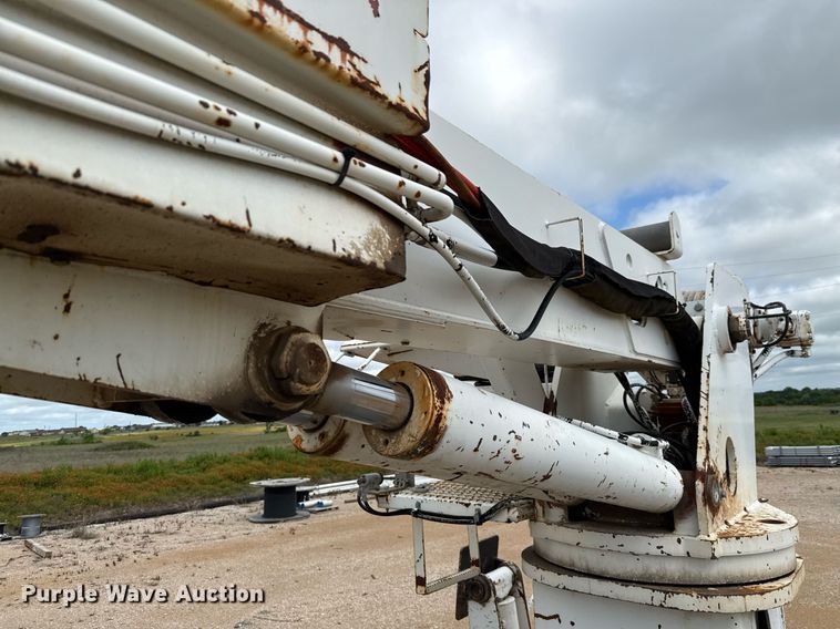 image for item ED5626 2002 International 7400  digger derrick truck