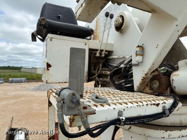 image for item ED5626 2002 International 7400  digger derrick truck