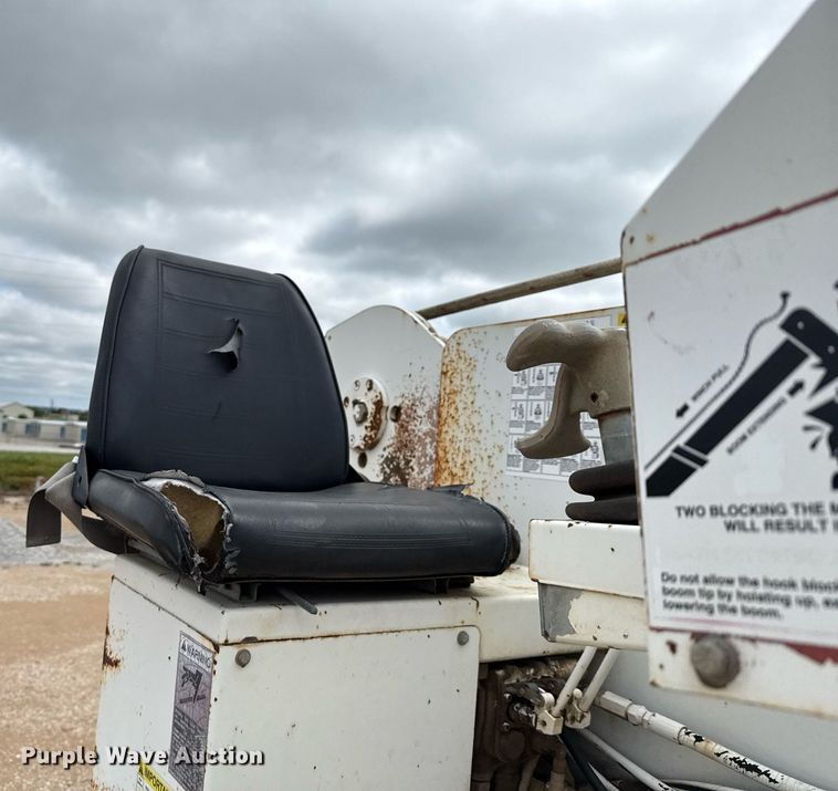 image for item ED5626 2002 International 7400  digger derrick truck