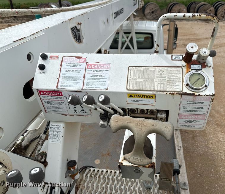 image for item ED5626 2002 International 7400  digger derrick truck