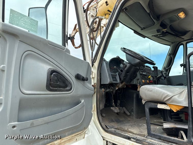 image for item ED5626 2002 International 7400  digger derrick truck