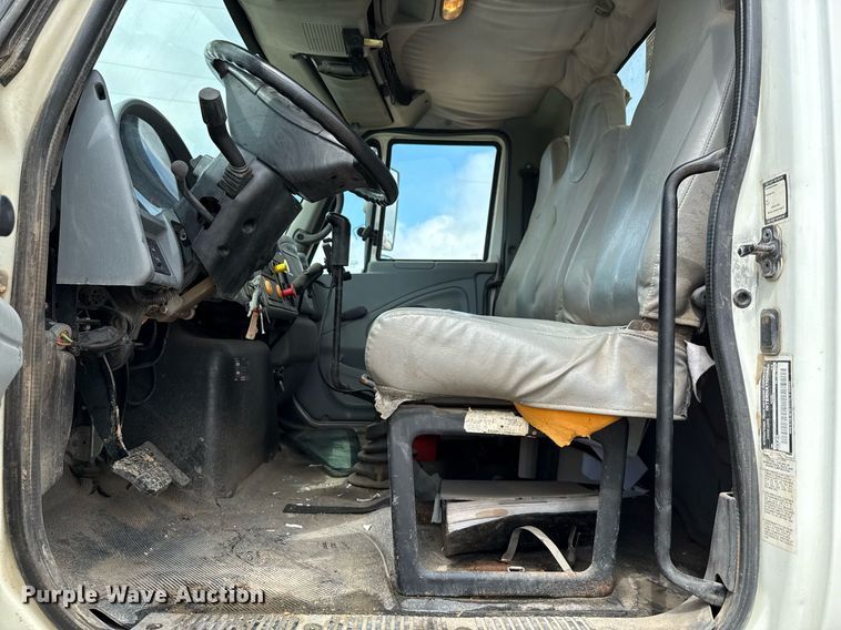 image for item ED5626 2002 International 7400  digger derrick truck