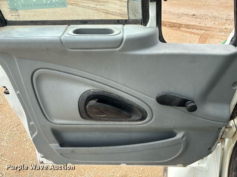 image for item ED5626 2002 International 7400  digger derrick truck