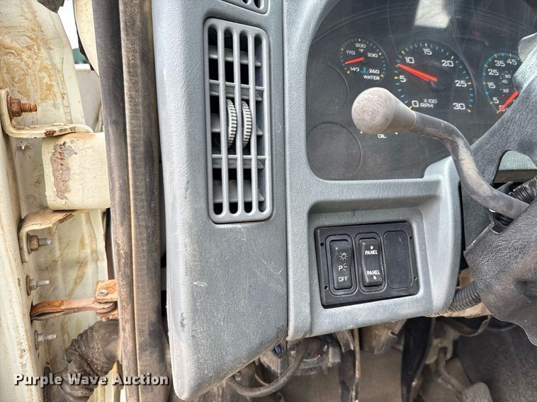 image for item ED5626 2002 International 7400  digger derrick truck