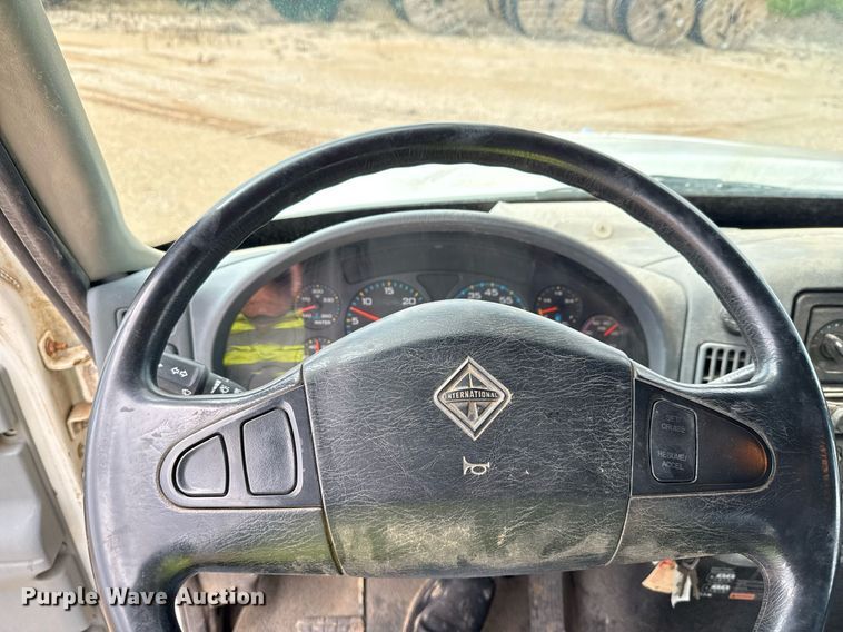 image for item ED5626 2002 International 7400  digger derrick truck