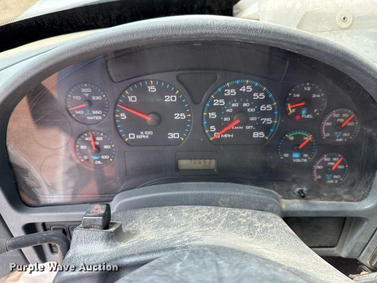 image for item ED5626 2002 International 7400  digger derrick truck