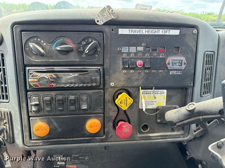 image for item ED5626 2002 International 7400  digger derrick truck