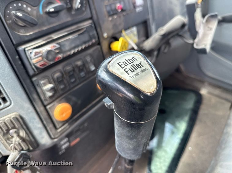 image for item ED5626 2002 International 7400  digger derrick truck