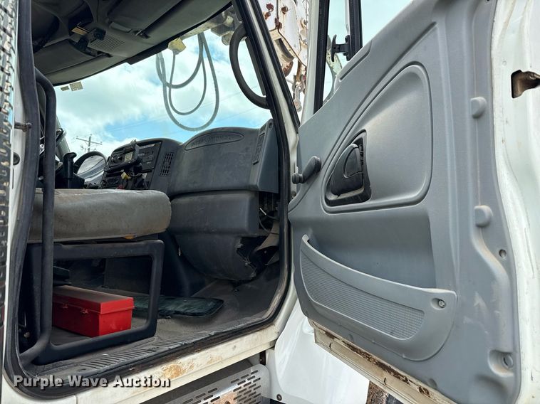 image for item ED5626 2002 International 7400  digger derrick truck