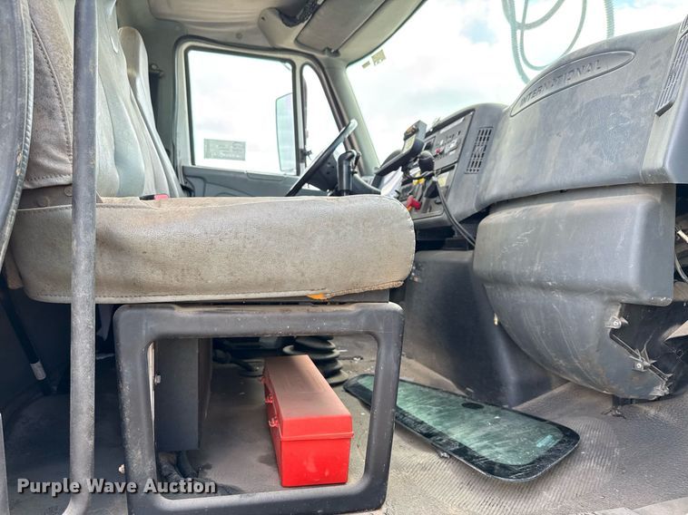 image for item ED5626 2002 International 7400  digger derrick truck