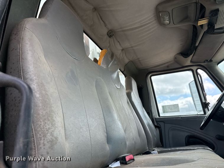 image for item ED5626 2002 International 7400  digger derrick truck