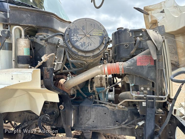 image for item ED5626 2002 International 7400  digger derrick truck