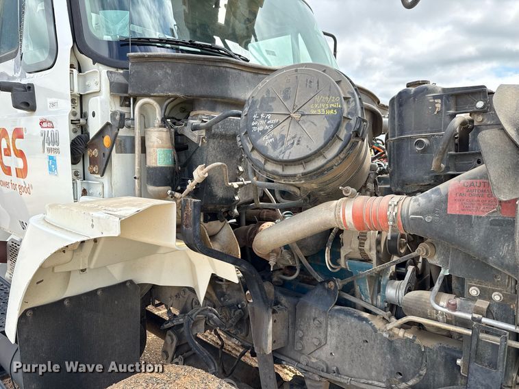 image for item ED5626 2002 International 7400  digger derrick truck