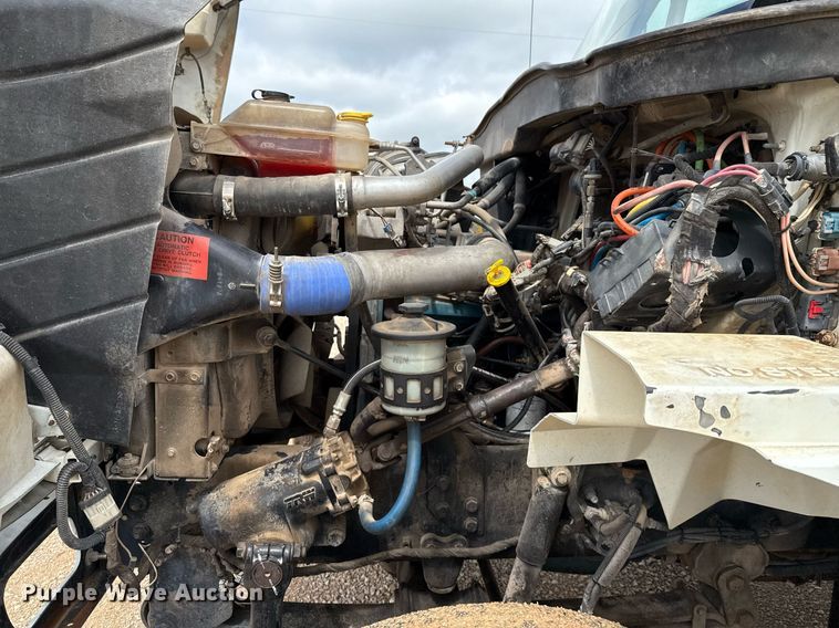 image for item ED5626 2002 International 7400  digger derrick truck