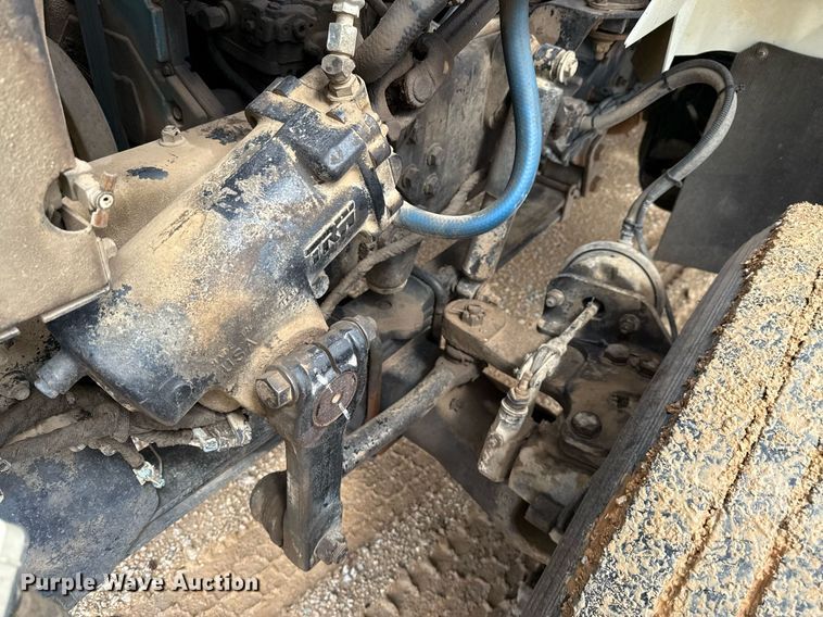 image for item ED5626 2002 International 7400  digger derrick truck