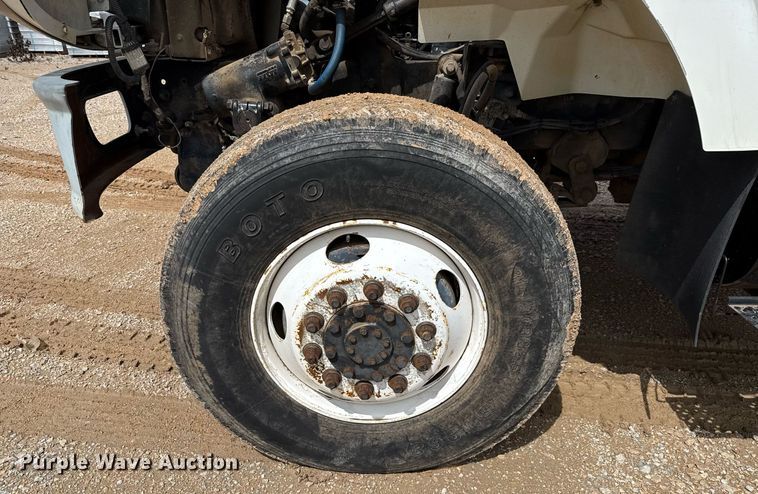 image for item ED5626 2002 International 7400  digger derrick truck