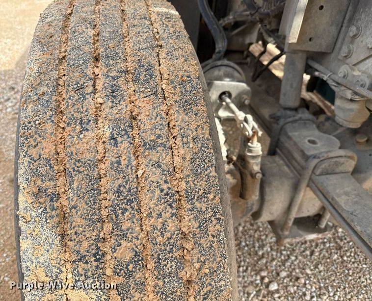 image for item ED5626 2002 International 7400  digger derrick truck