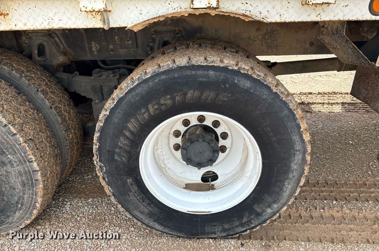 image for item ED5626 2002 International 7400  digger derrick truck