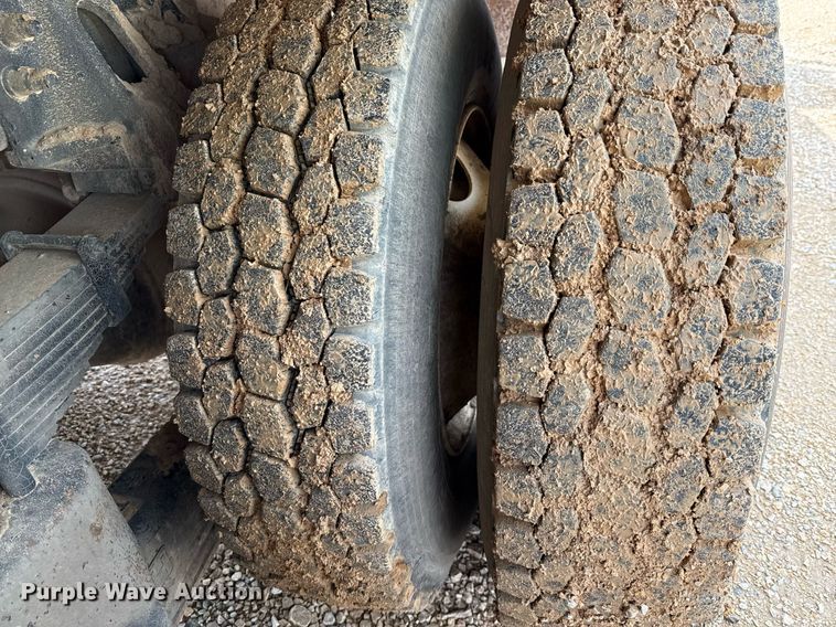 image for item ED5626 2002 International 7400  digger derrick truck