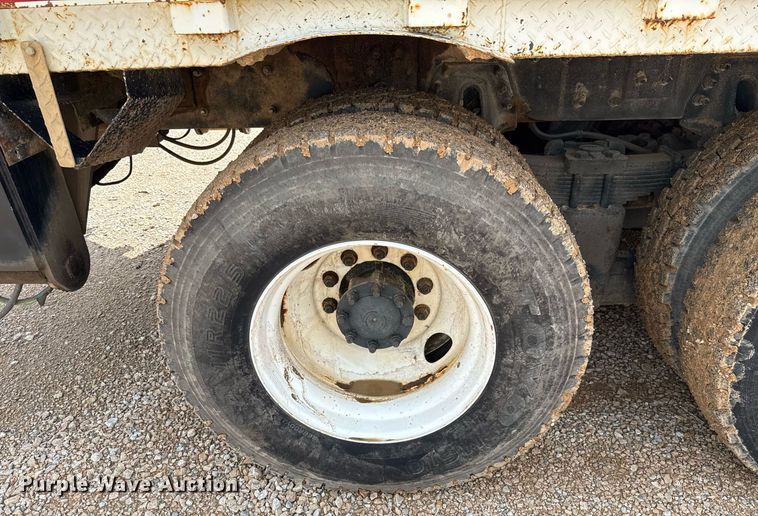 image for item ED5626 2002 International 7400  digger derrick truck