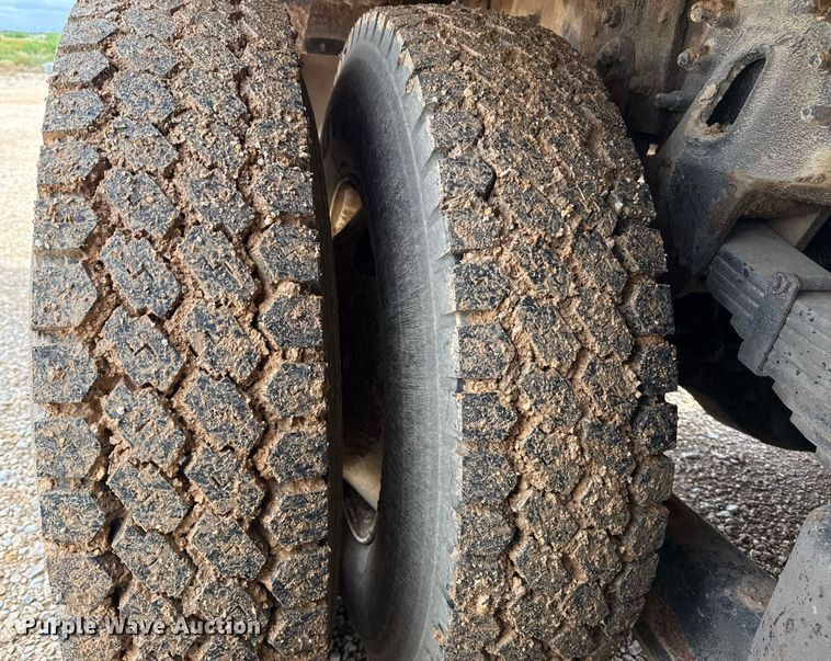 image for item ED5626 2002 International 7400  digger derrick truck