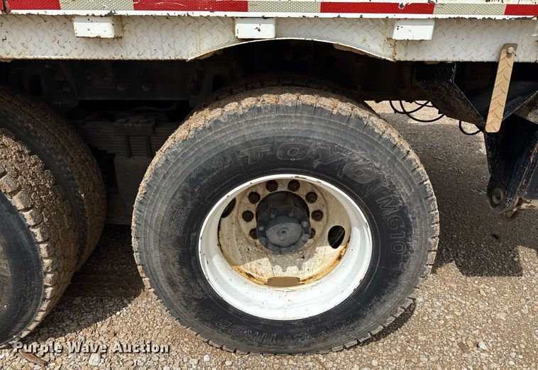 image for item ED5626 2002 International 7400  digger derrick truck