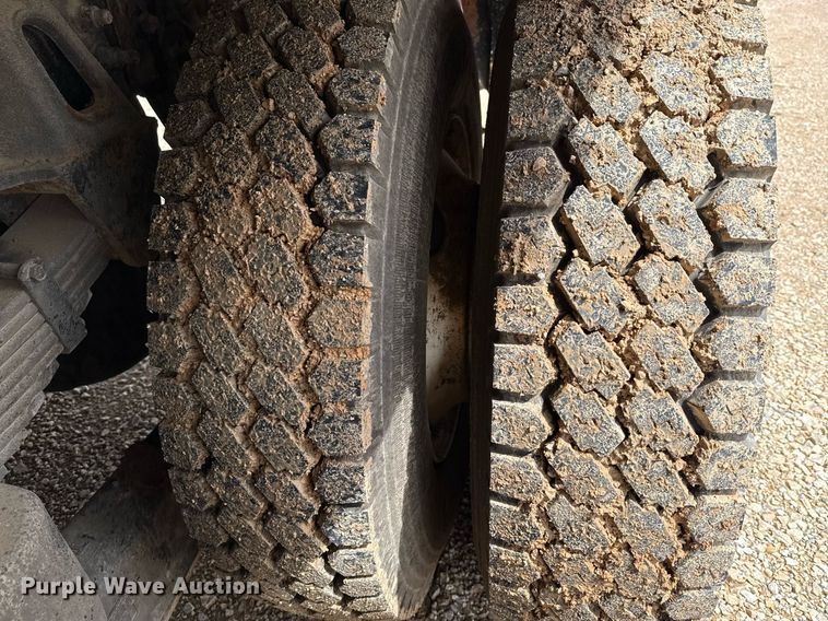 image for item ED5626 2002 International 7400  digger derrick truck