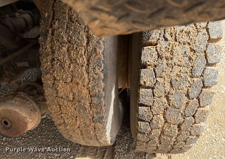 image for item ED5626 2002 International 7400  digger derrick truck