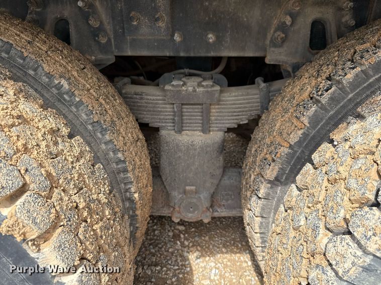 image for item ED5626 2002 International 7400  digger derrick truck