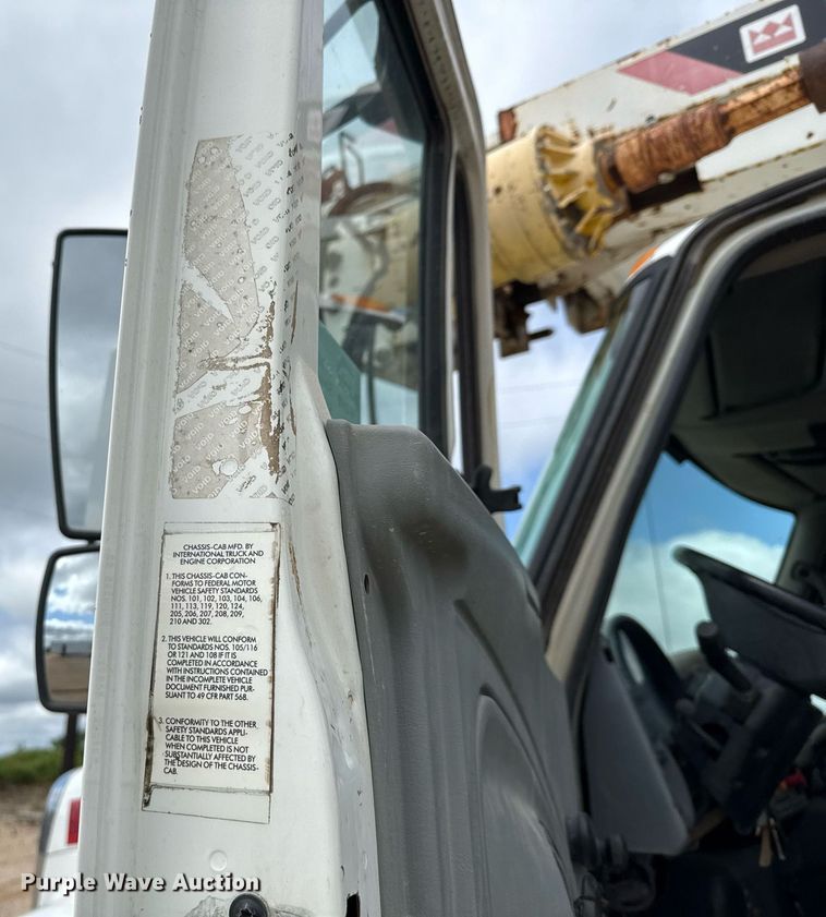 image for item ED5626 2002 International 7400  digger derrick truck