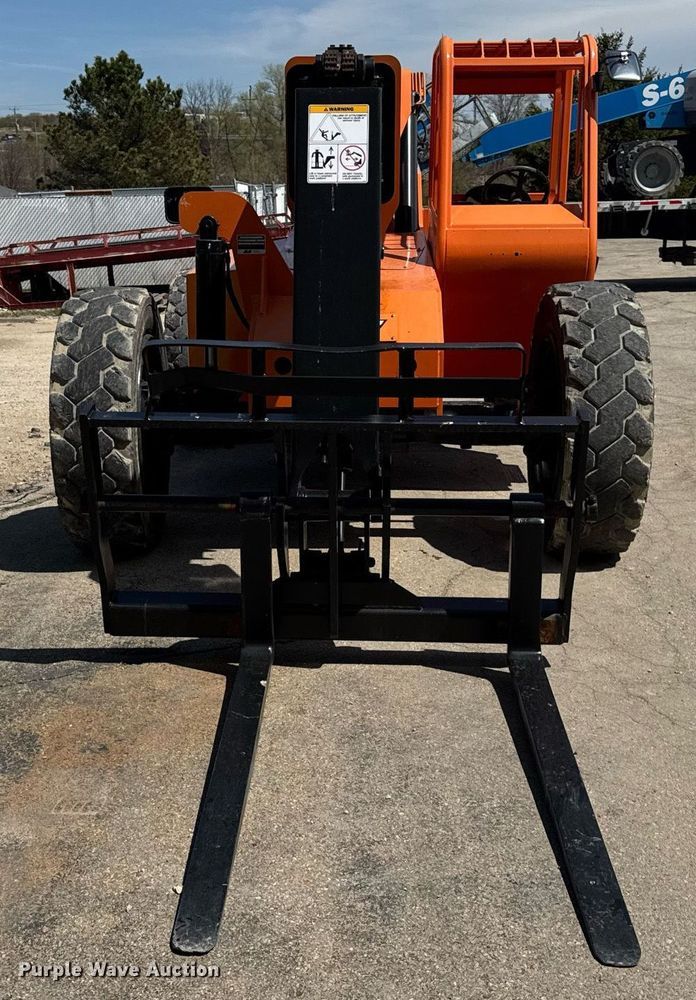 image for item EF1978 2015 JLG Skytrak 6042 telehandler