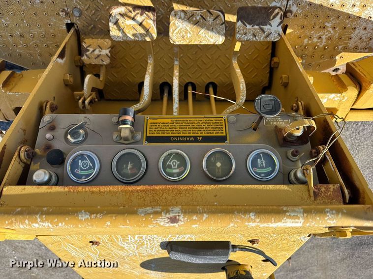 image for item EF1979 1990 Caterpillar D4C dozer