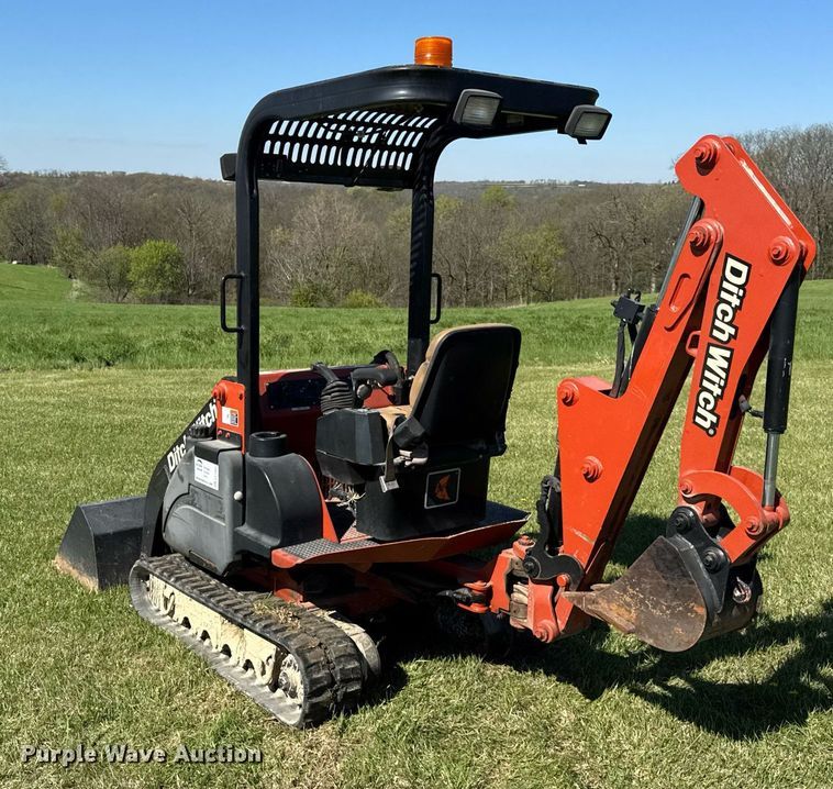 image for item EF1985 2008 Ditch Witch XT850 mini excavator / tool carrier